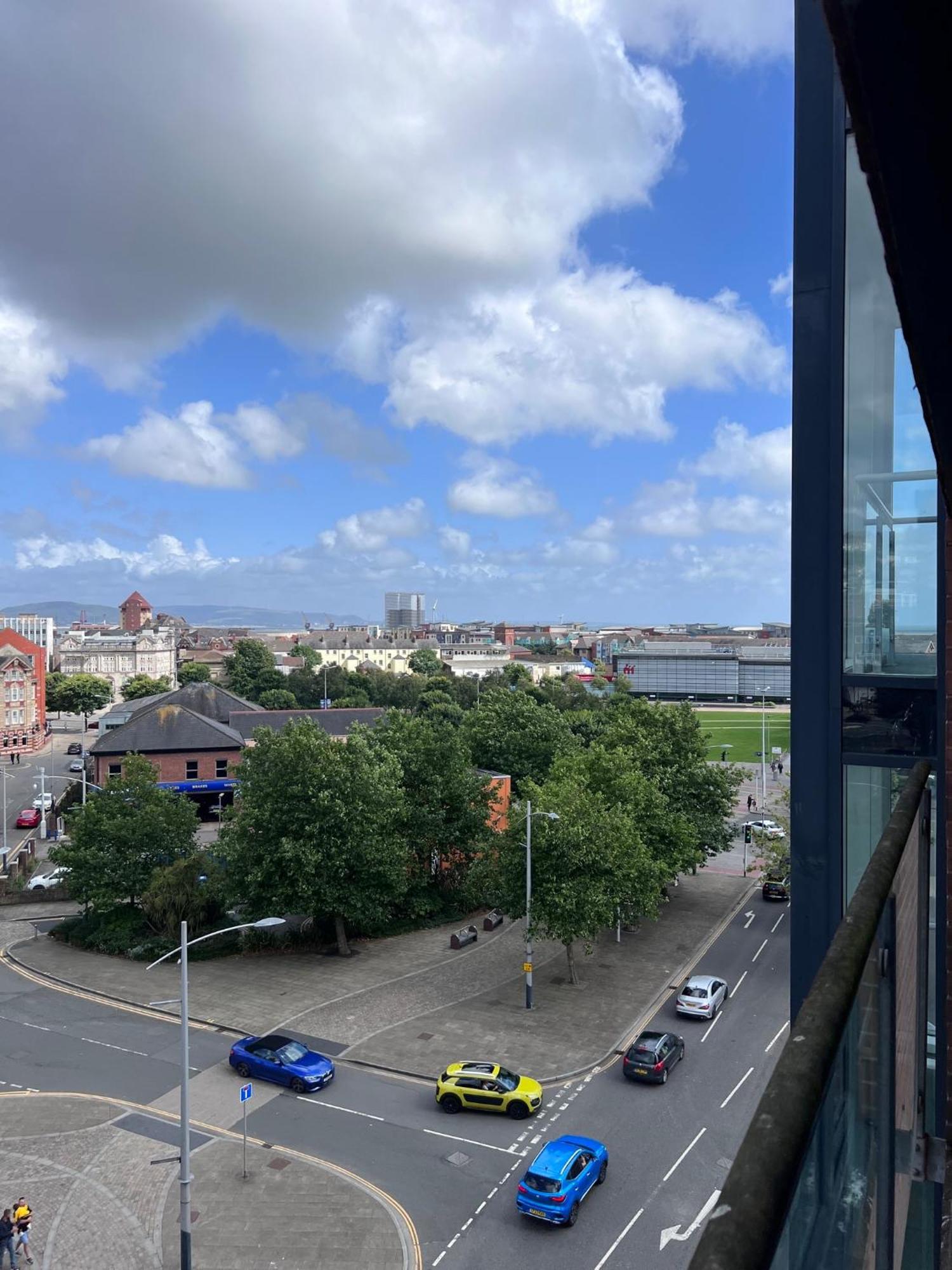 Great City Centre Getaway Apartment 2 Bed Near The Beach And Shopping Area スウォンジー エクステリア 写真